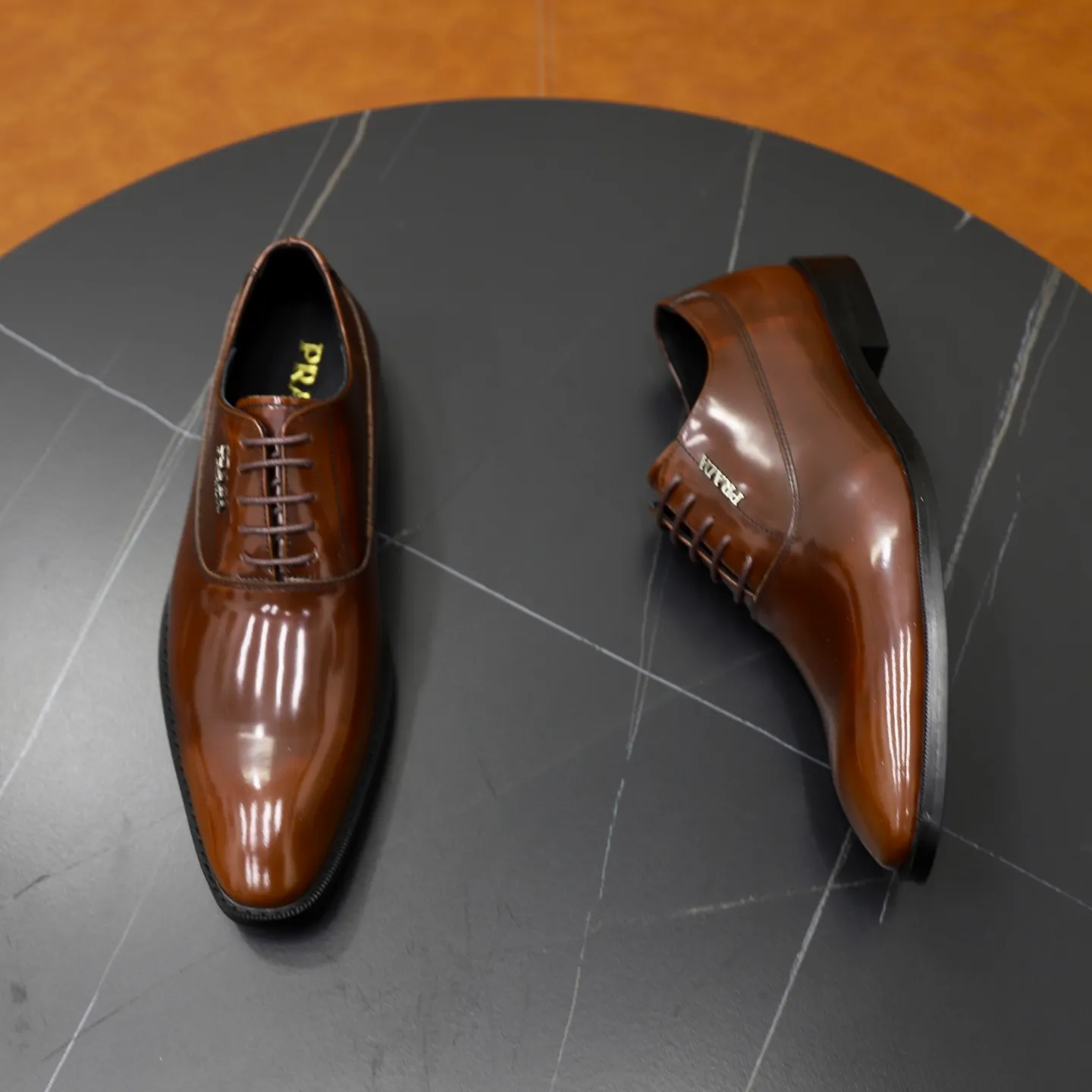 Ex-factory price: 540💰🙅‍♂️🙅‍♂️🙅‍♂️ Brand: PRADA Standard code: Men's code 38-44 (45 can be customized) Grade: Same style as the official website Original order quality Material: Original cowhide surface Comfortable cowhide lining Original outsole Style category: Men's fashionable casual leather shoes Distinguished big-name luxury elements Top luxury Color: actual picture color